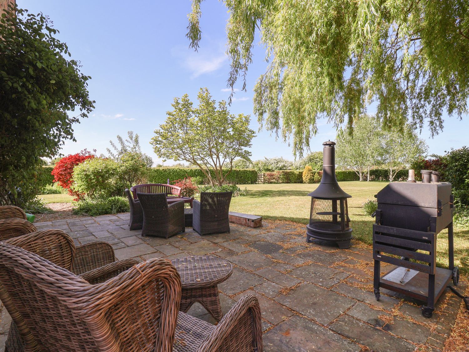 Providence Farmhouse, Easingwold, North Yorkshire. Hot tub. Woodburning stove. Near river. Smart TV.