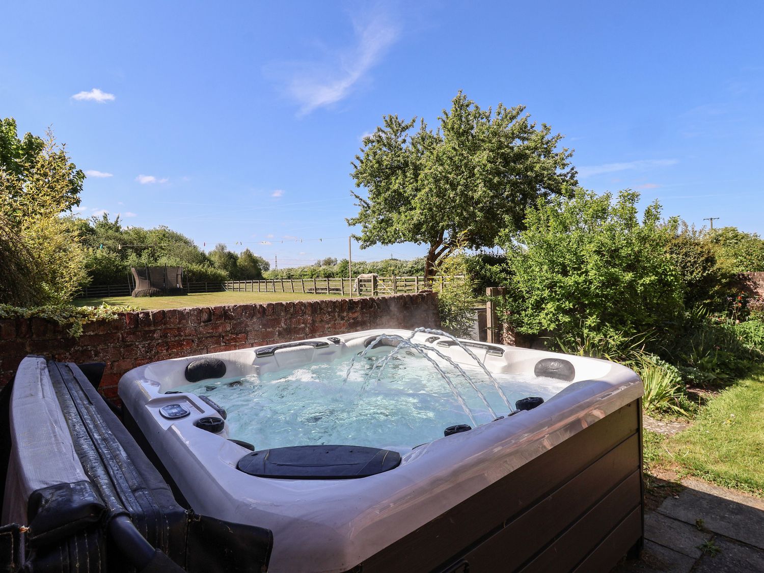 Providence Farmhouse, Easingwold, North Yorkshire. Hot tub. Woodburning stove. Near river. Smart TV.