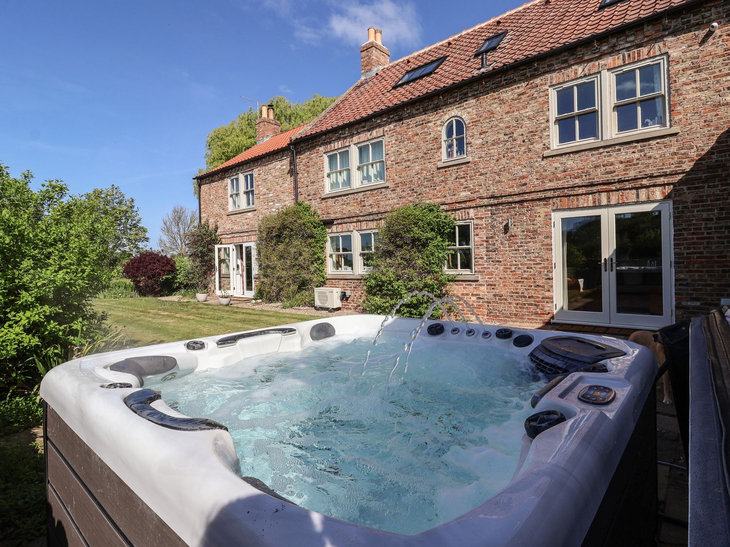 Providence Farmhouse, Easingwold, North Yorkshire. Hot tub. Woodburning stove. Near river. Smart TV.