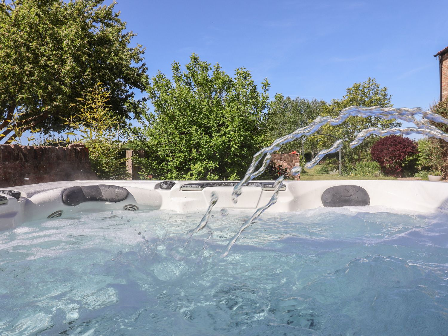 Providence Farmhouse, Easingwold, North Yorkshire. Hot tub. Woodburning stove. Near river. Smart TV.