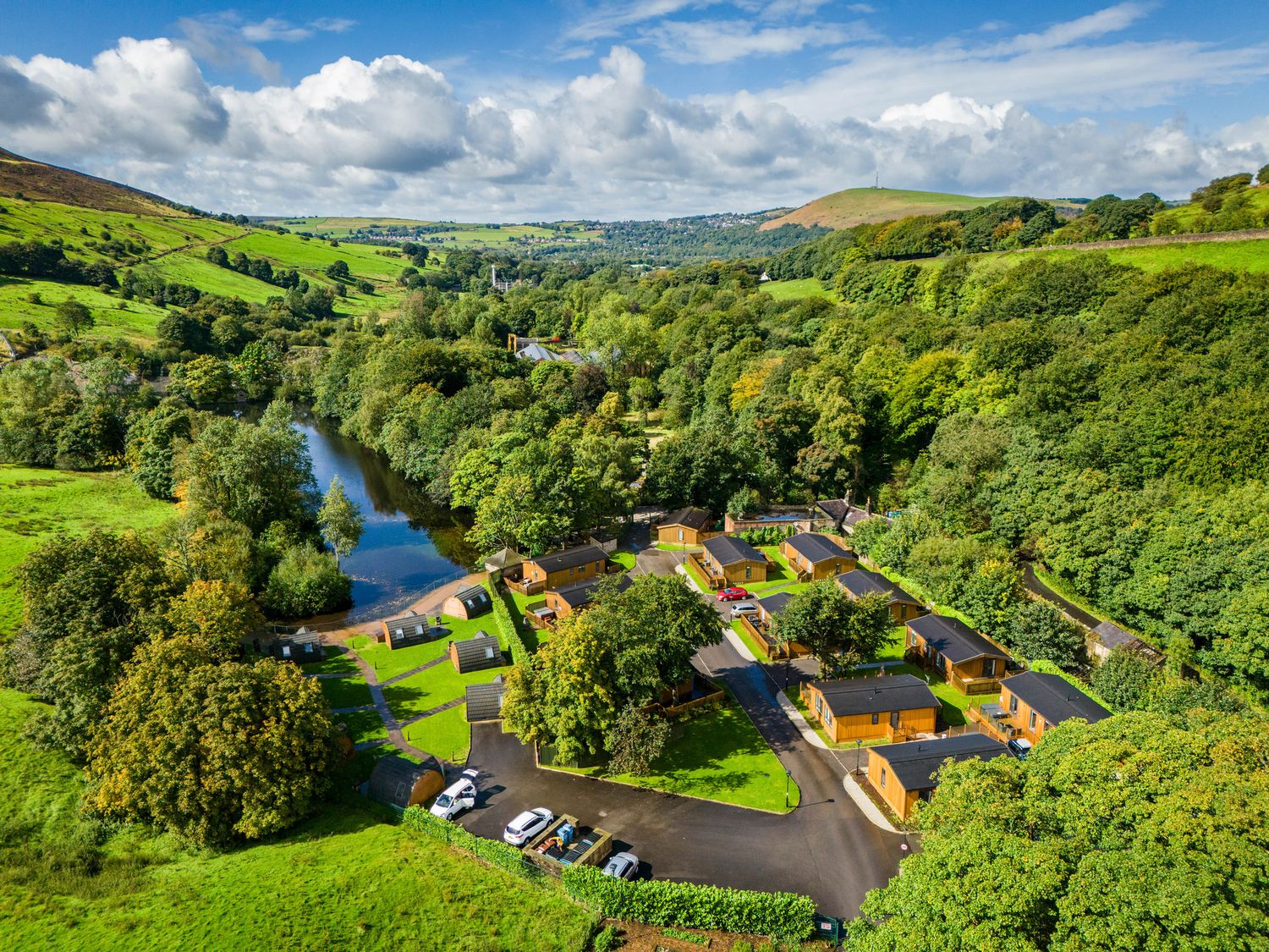 Dovestone Secluded Spa 6 (Lodge 7) in Greenfield in Greater Manchester. Barbecue. Hot tub. Open-plan