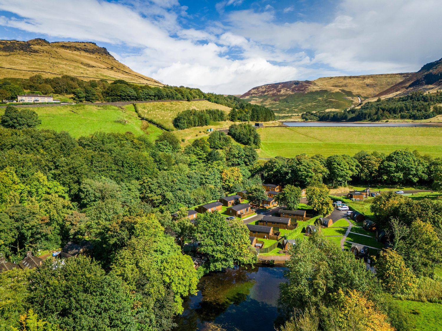 Dovestone Secluded Spa 6 (Lodge 7) in Greenfield in Greater Manchester. Barbecue. Hot tub. Open-plan