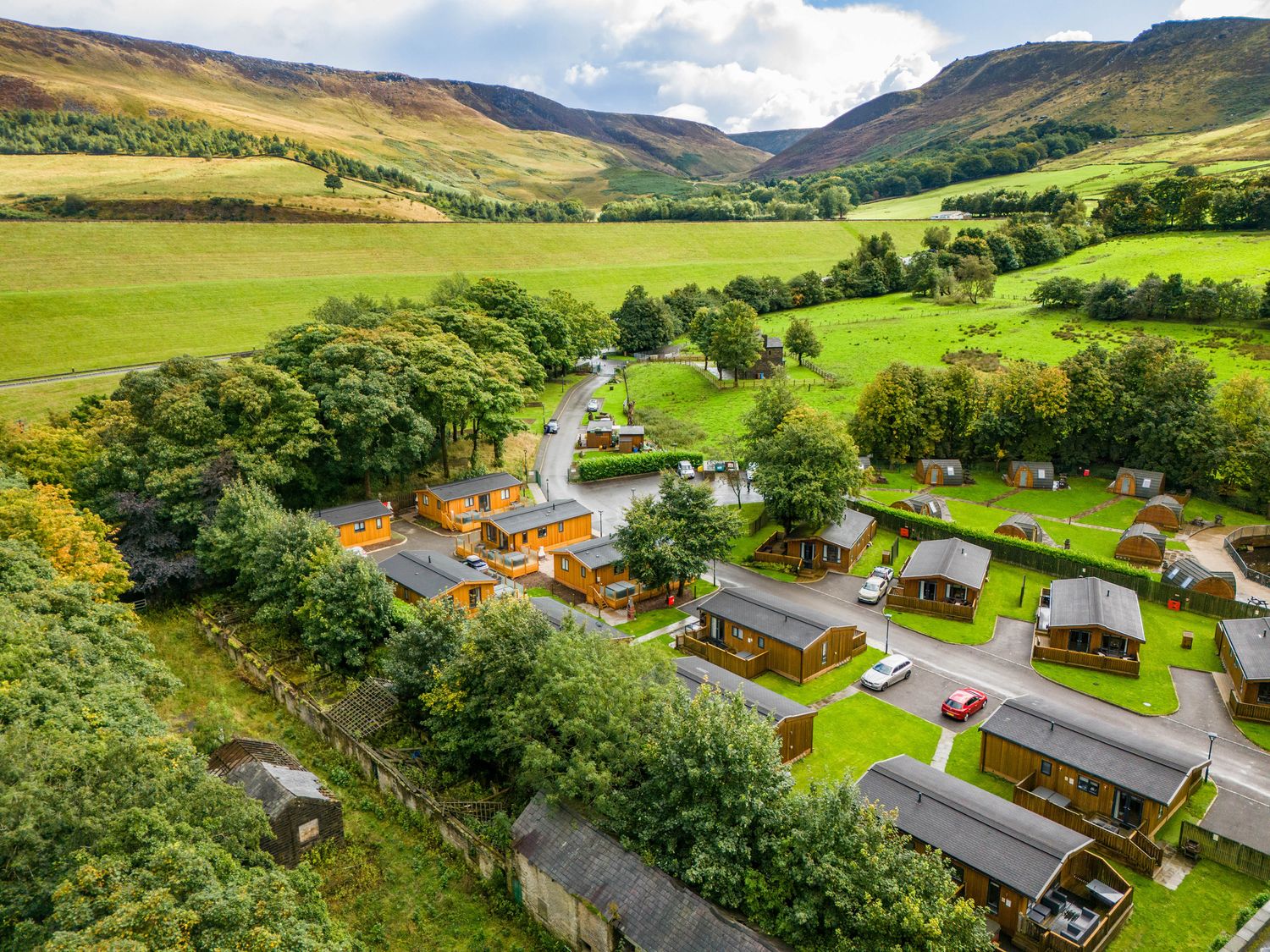 Dovestone Secluded Spa 6 (Lodge 7) in Greenfield in Greater Manchester. Barbecue. Hot tub. Open-plan