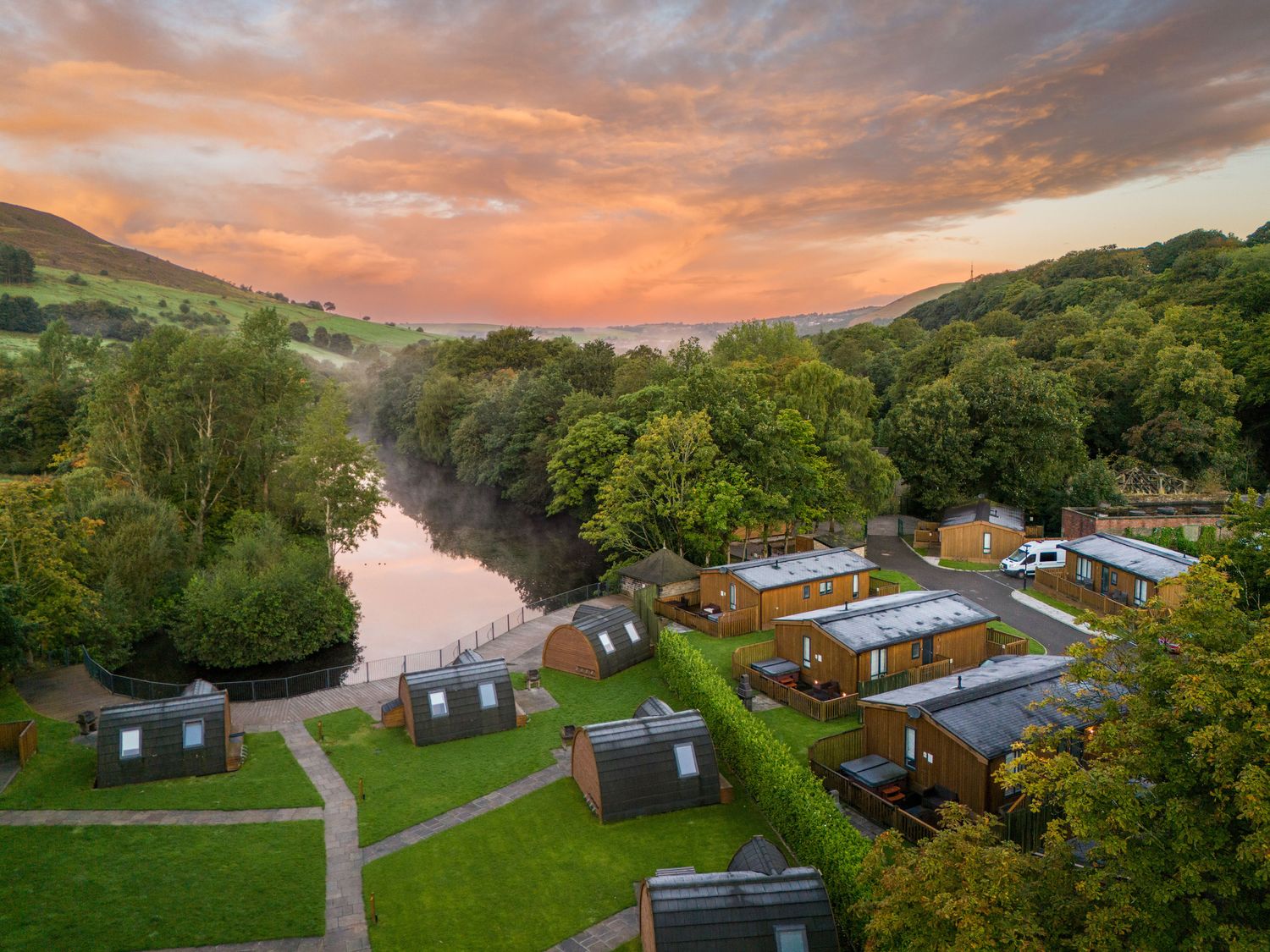 Dovestone Secluded Spa 6 (Lodge 7) in Greenfield in Greater Manchester. Barbecue. Hot tub. Open-plan