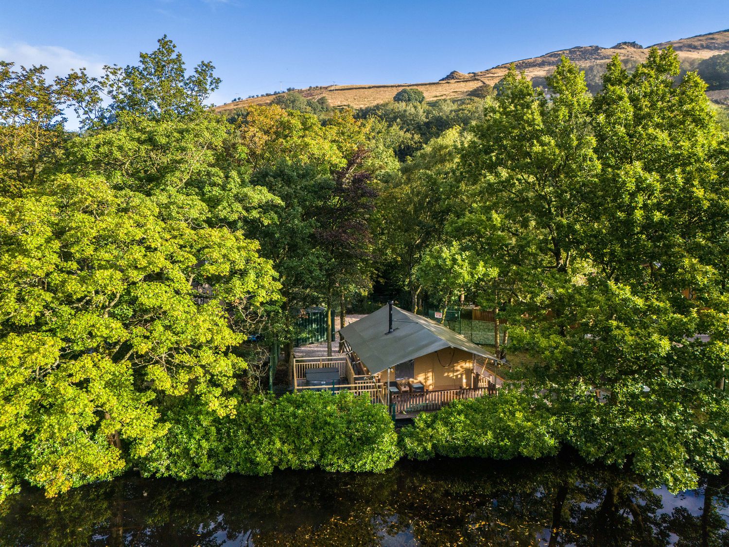 Dovestone Secluded Spa 6 (Lodge 7) in Greenfield in Greater Manchester. Barbecue. Hot tub. Open-plan