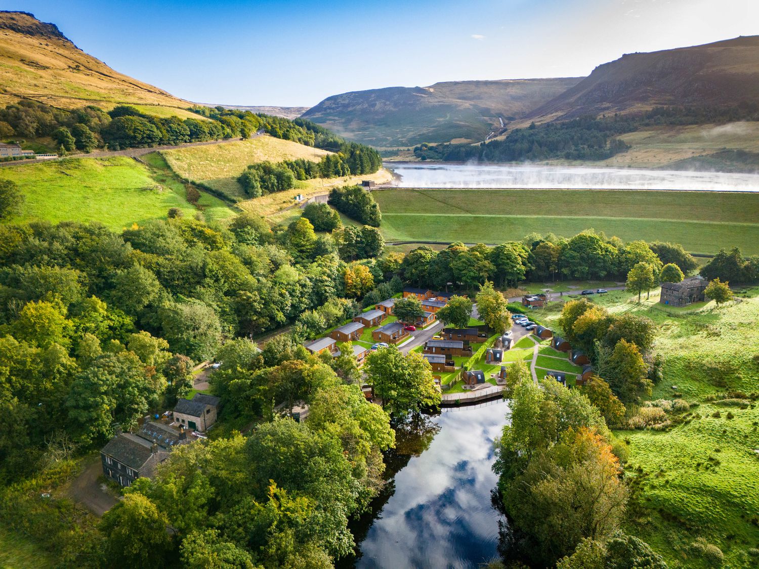 Dovestone Secluded Spa 6 (Lodge 7) in Greenfield in Greater Manchester. Barbecue. Hot tub. Open-plan