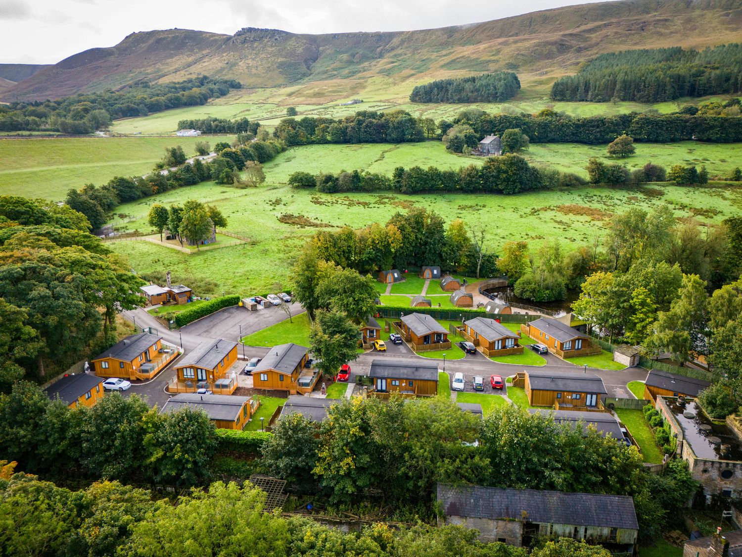 Dovestone Secluded Spa 6 (Lodge 7) in Greenfield in Greater Manchester. Barbecue. Hot tub. Open-plan