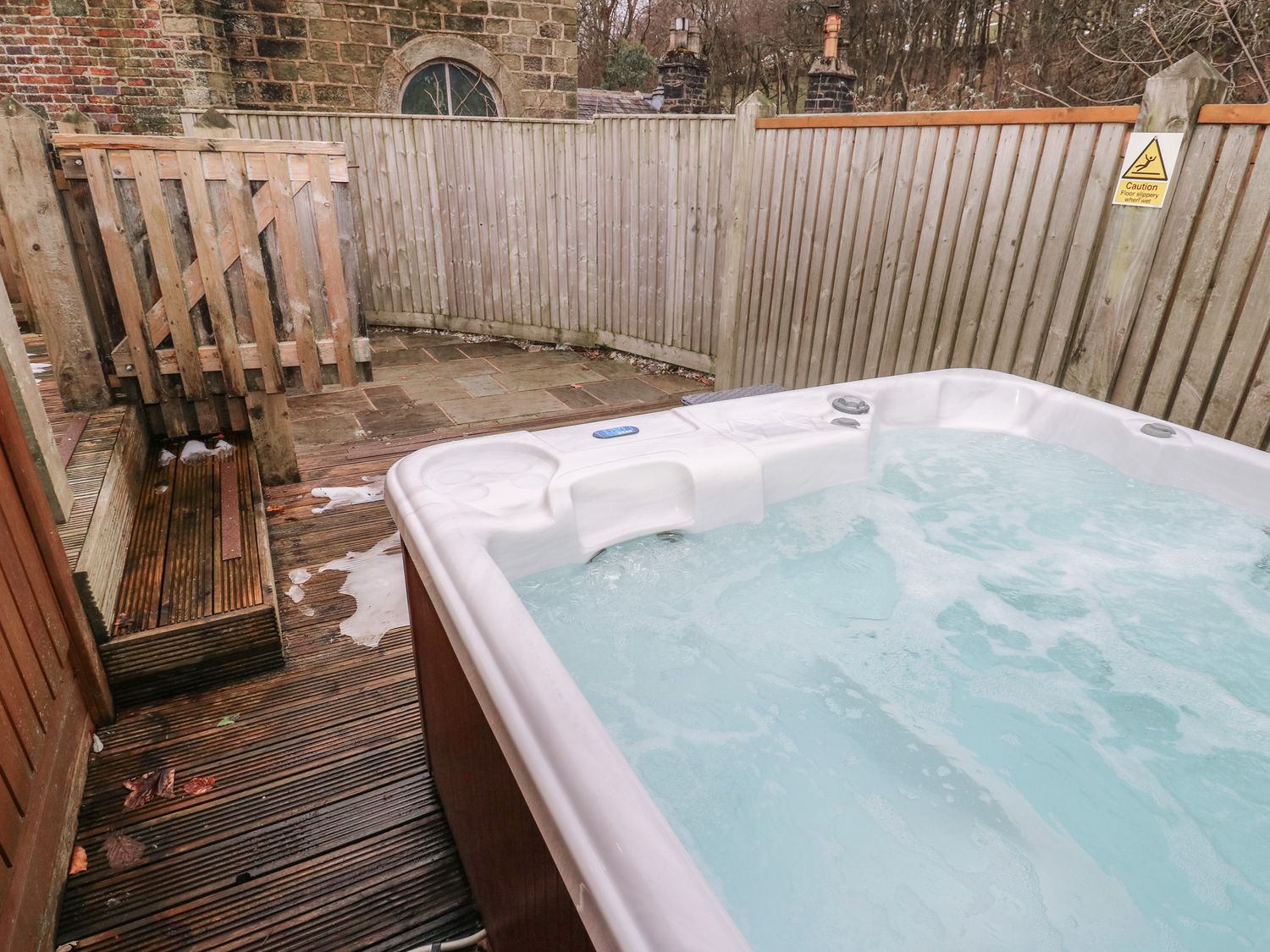 Dovestone Secluded Spa 6 (Lodge 7) in Greenfield in Greater Manchester. Barbecue. Hot tub. Open-plan