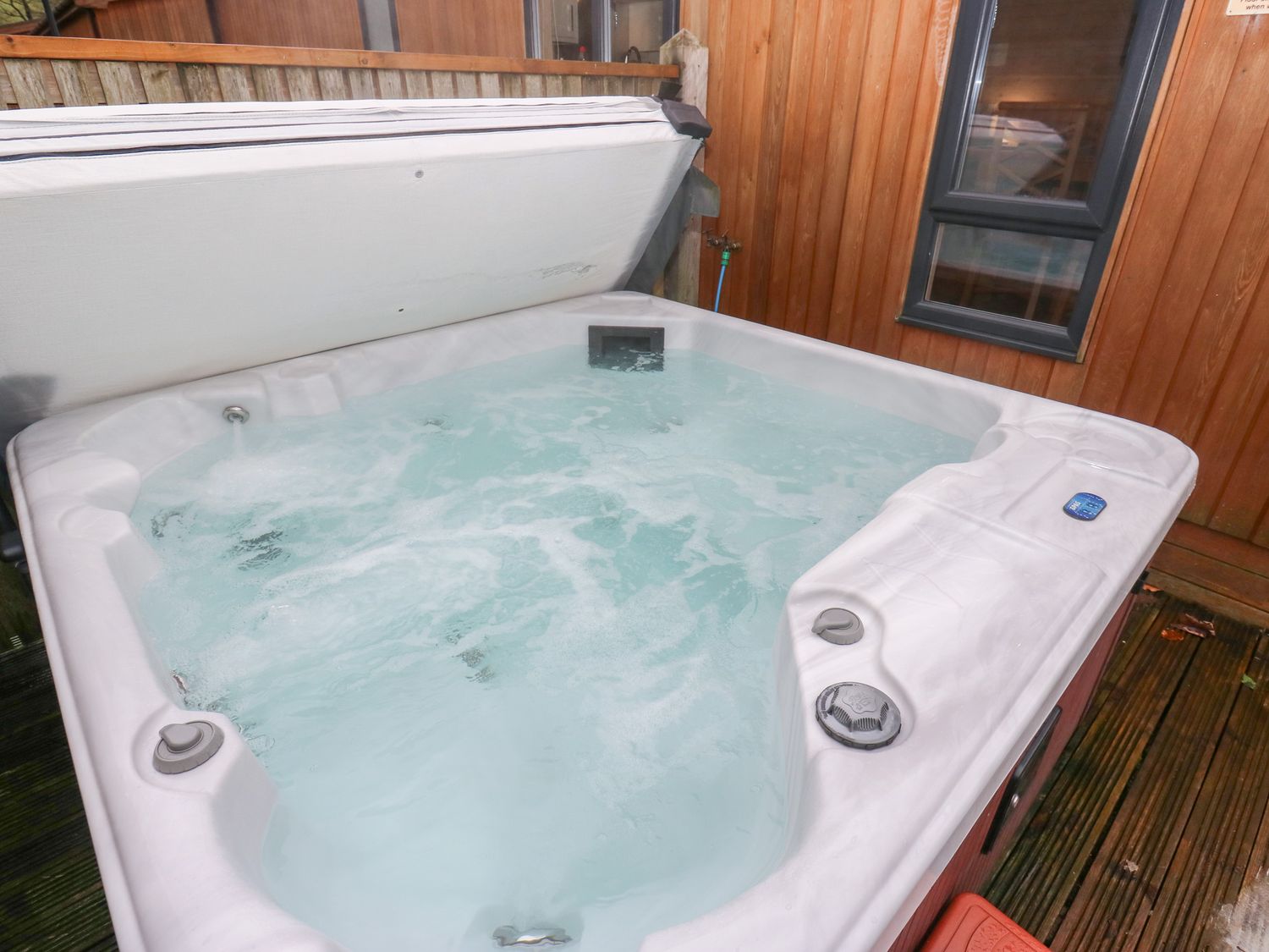 Dovestone Secluded Spa 6 (Lodge 7) in Greenfield in Greater Manchester. Barbecue. Hot tub. Open-plan