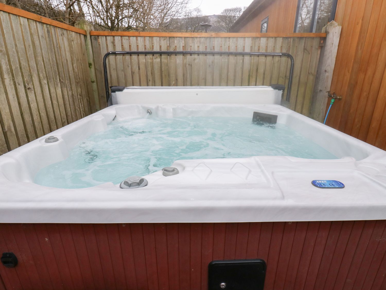 Dovestone Secluded Spa 6 (Lodge 7) in Greenfield in Greater Manchester. Barbecue. Hot tub. Open-plan