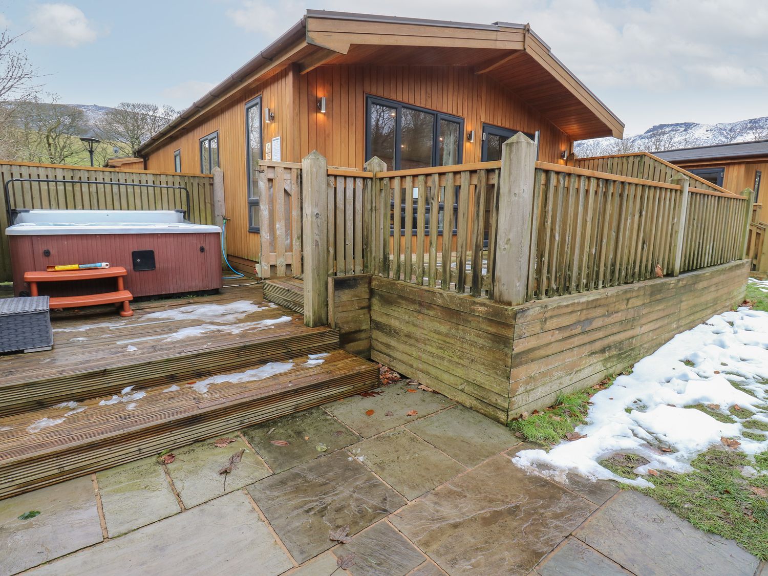 Dovestone Secluded Spa 6 (Lodge 7) in Greenfield in Greater Manchester. Barbecue. Hot tub. Open-plan