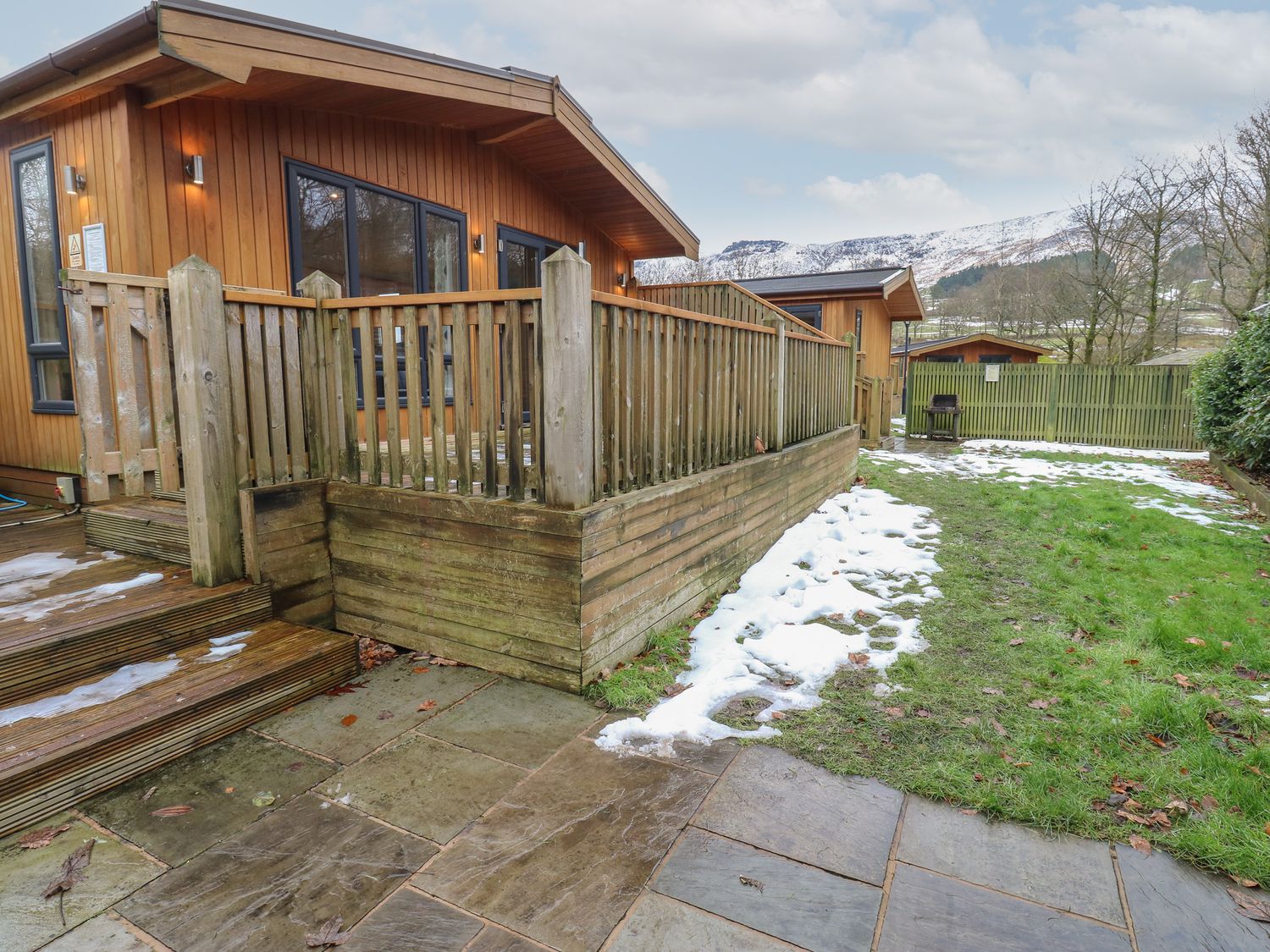 Dovestone Secluded Spa 6 (Lodge 7) in Greenfield in Greater Manchester. Barbecue. Hot tub. Open-plan