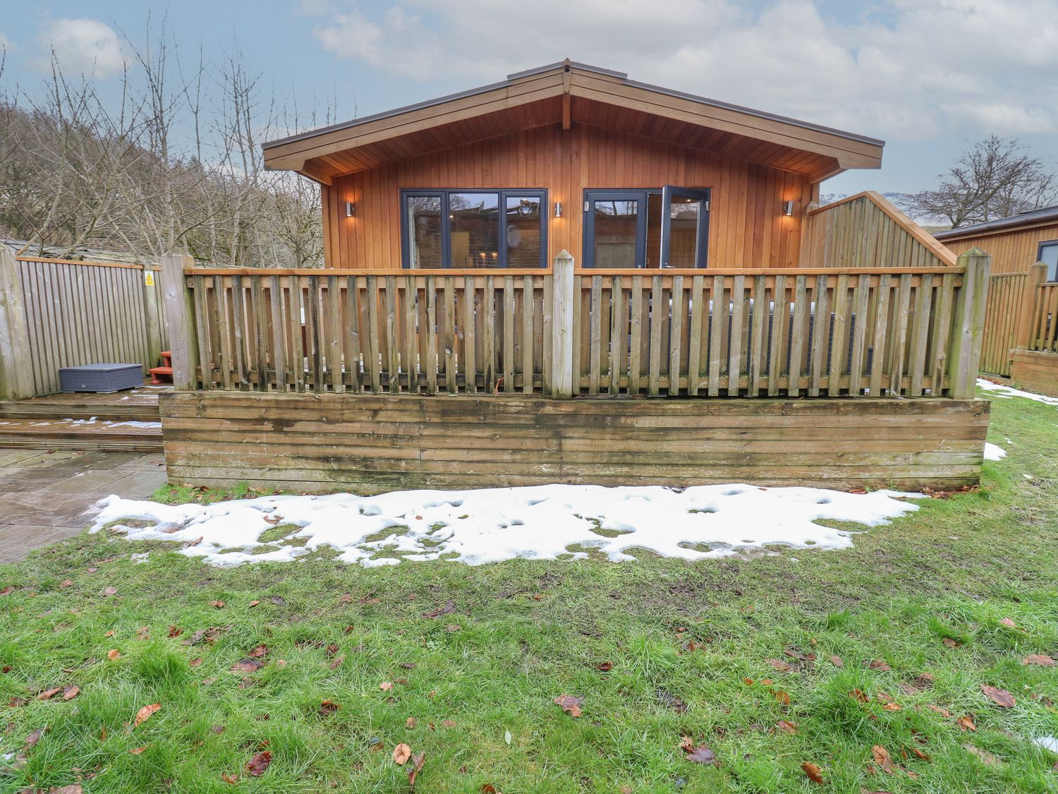 Dovestone Secluded Spa 6 (Lodge 7) in Greenfield in Greater Manchester. Barbecue. Hot tub. Open-plan