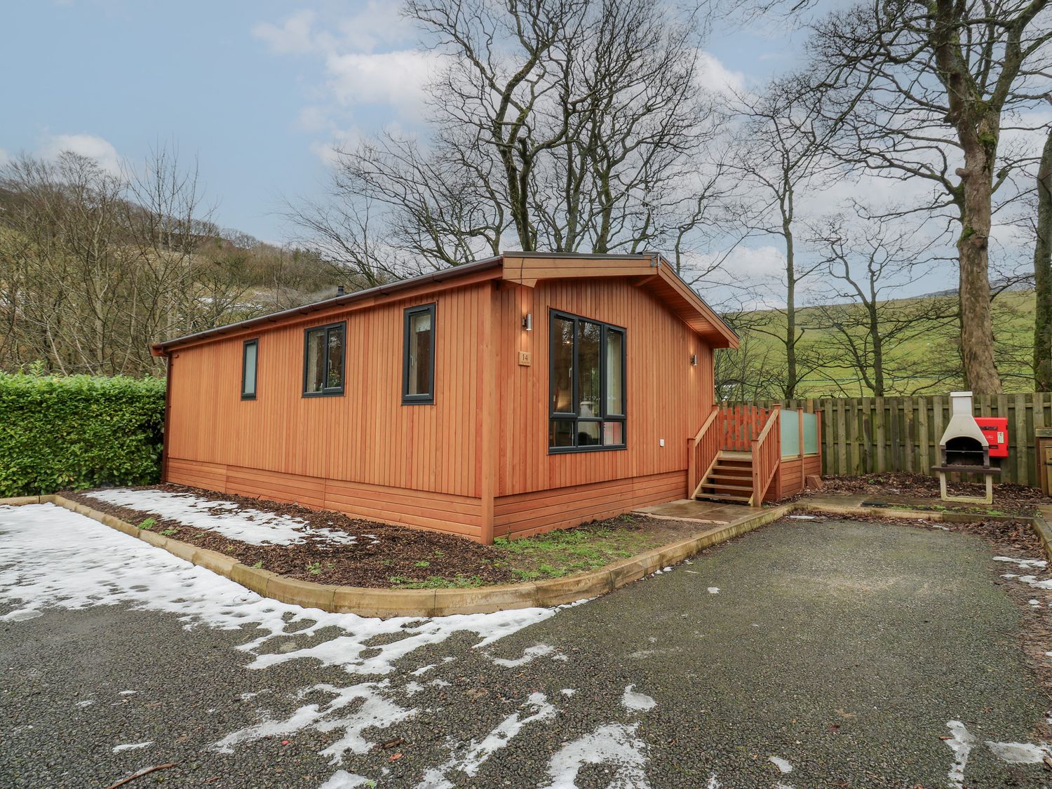 Dovestone Secluded Spa 6 (Lodge 14) in Greenfield, Greater Manchester. Hot tub. Barbecue. Open-plan.