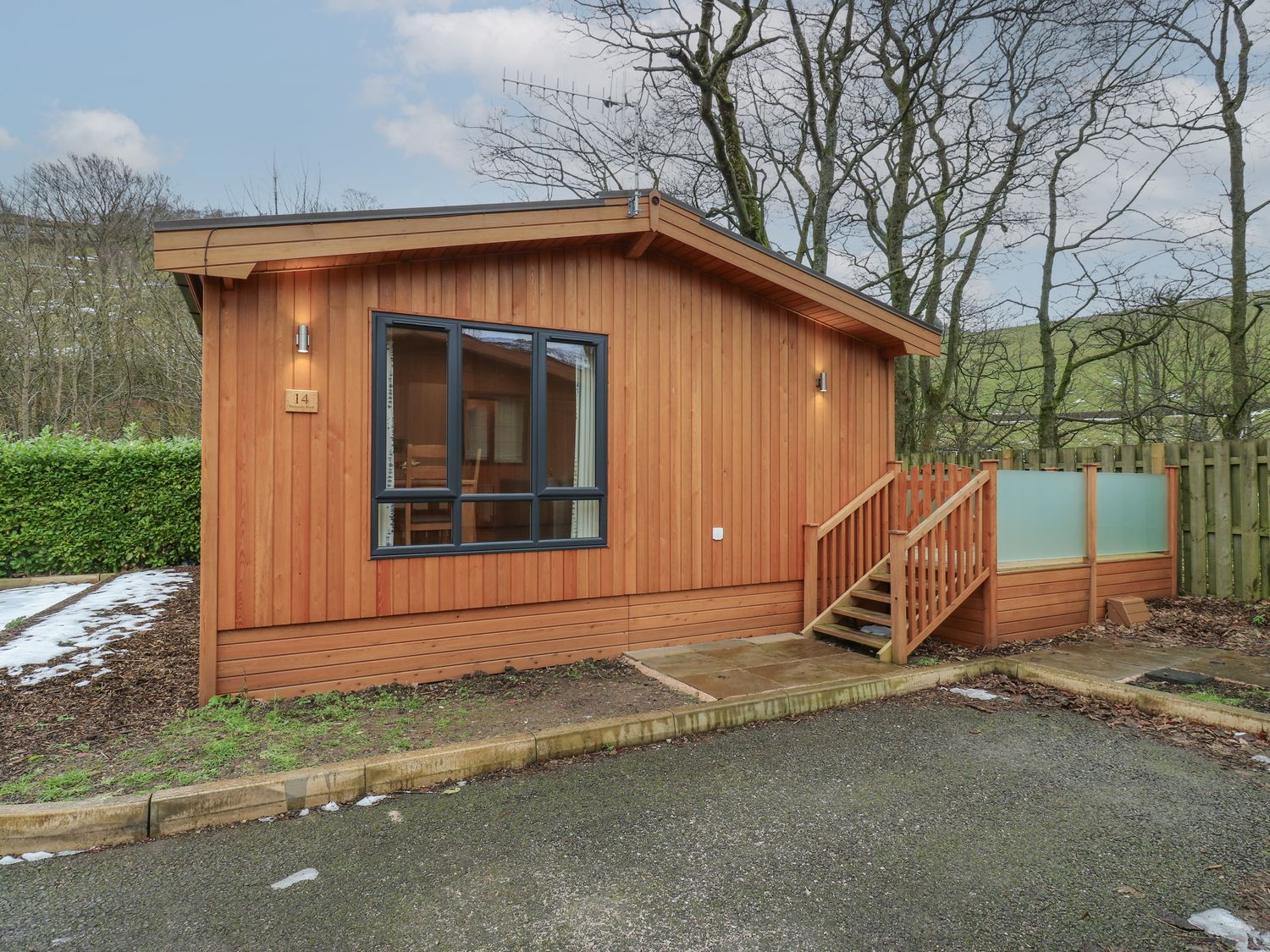 Dovestone Secluded Spa 6 (Lodge 14) in Greenfield, Greater Manchester. Hot tub. Barbecue. Open-plan.