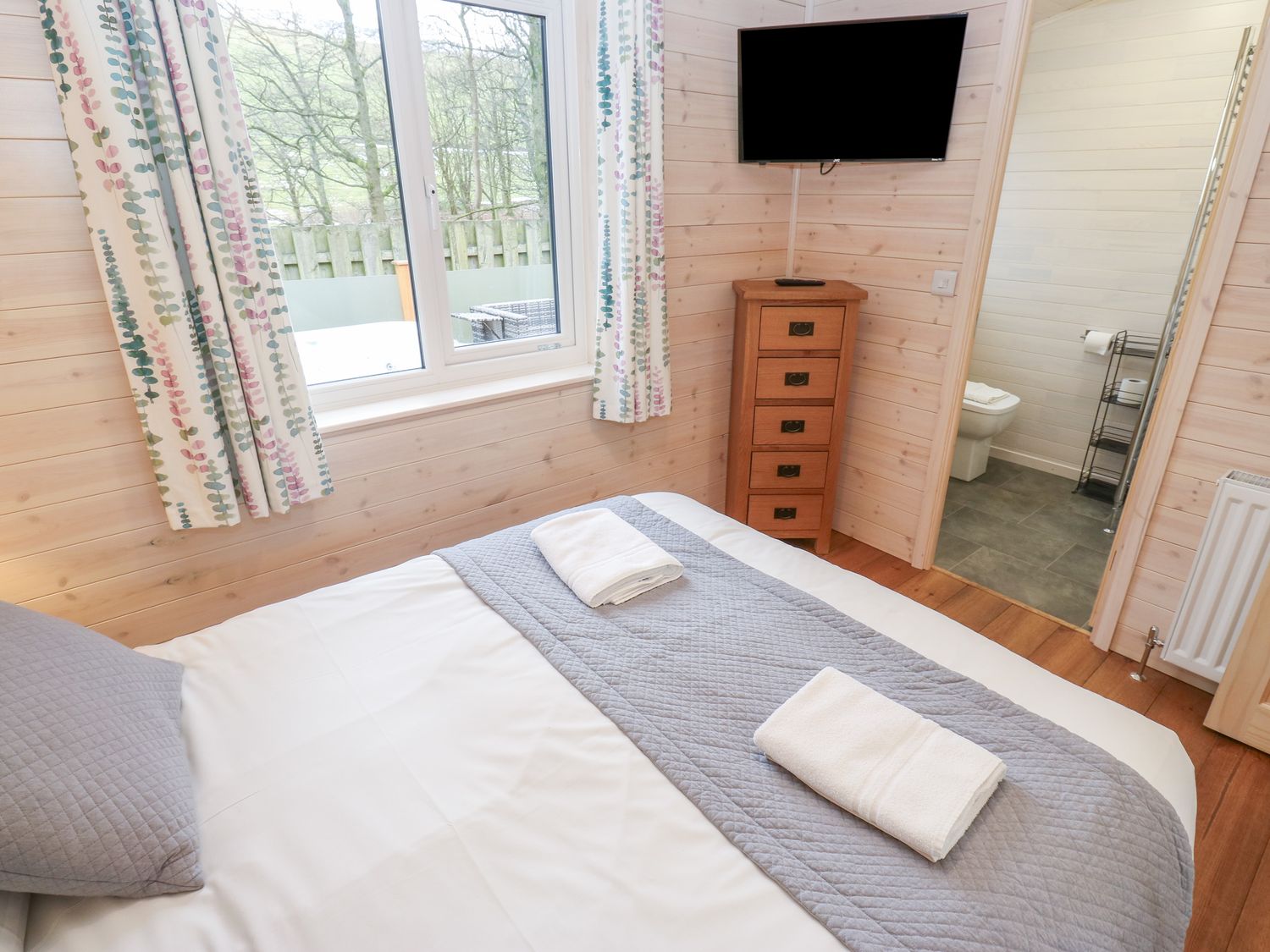 Dovestone Secluded Spa 6 (Lodge 14) in Greenfield, Greater Manchester. Hot tub. Barbecue. Open-plan.