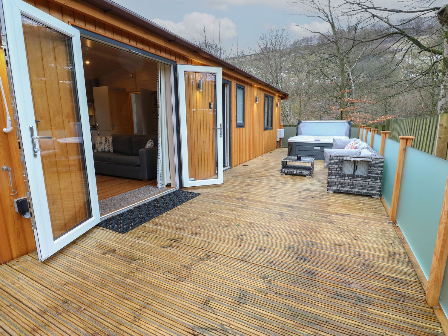 Dovestone Secluded Spa 6 (Lodge 14) in Greenfield, Greater Manchester. Hot tub. Barbecue. Open-plan.