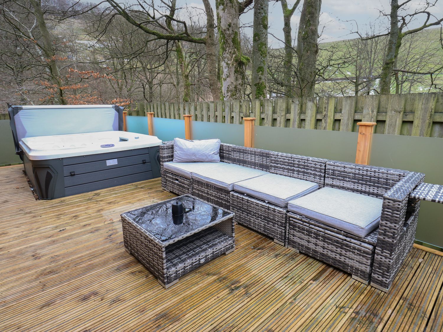 Dovestone Secluded Spa 6 (Lodge 14) in Greenfield, Greater Manchester. Hot tub. Barbecue. Open-plan.