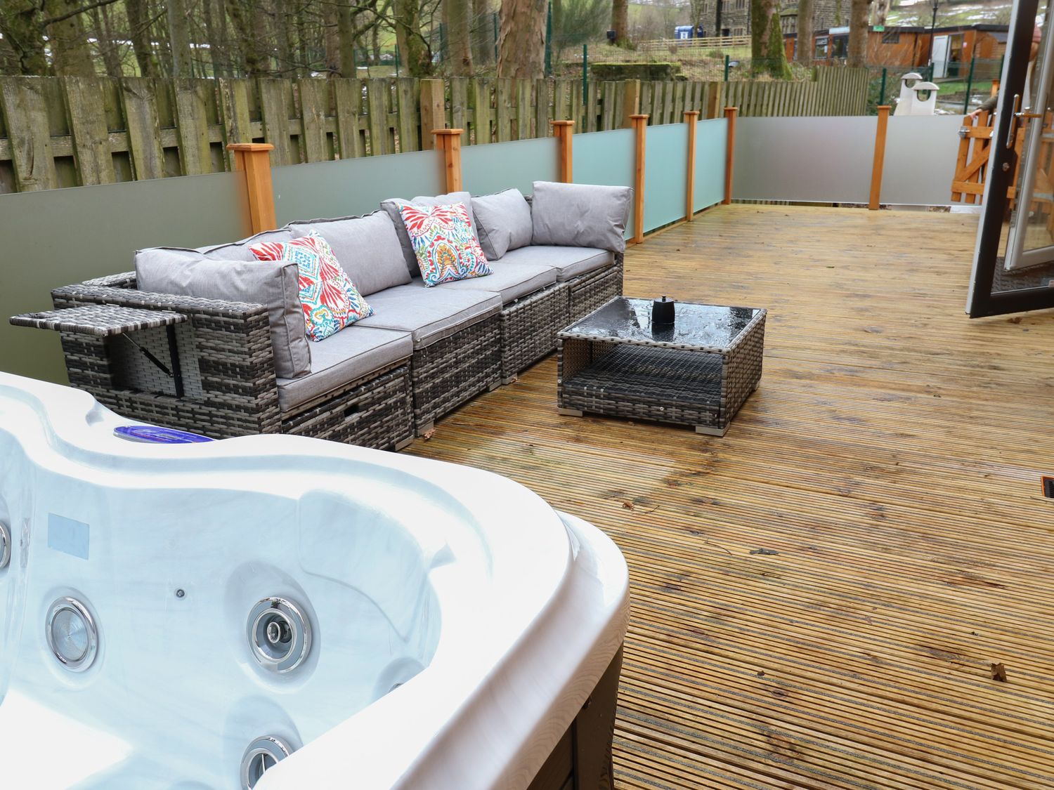 Dovestone Secluded Spa 6 (Lodge 14) in Greenfield, Greater Manchester. Hot tub. Barbecue. Open-plan.