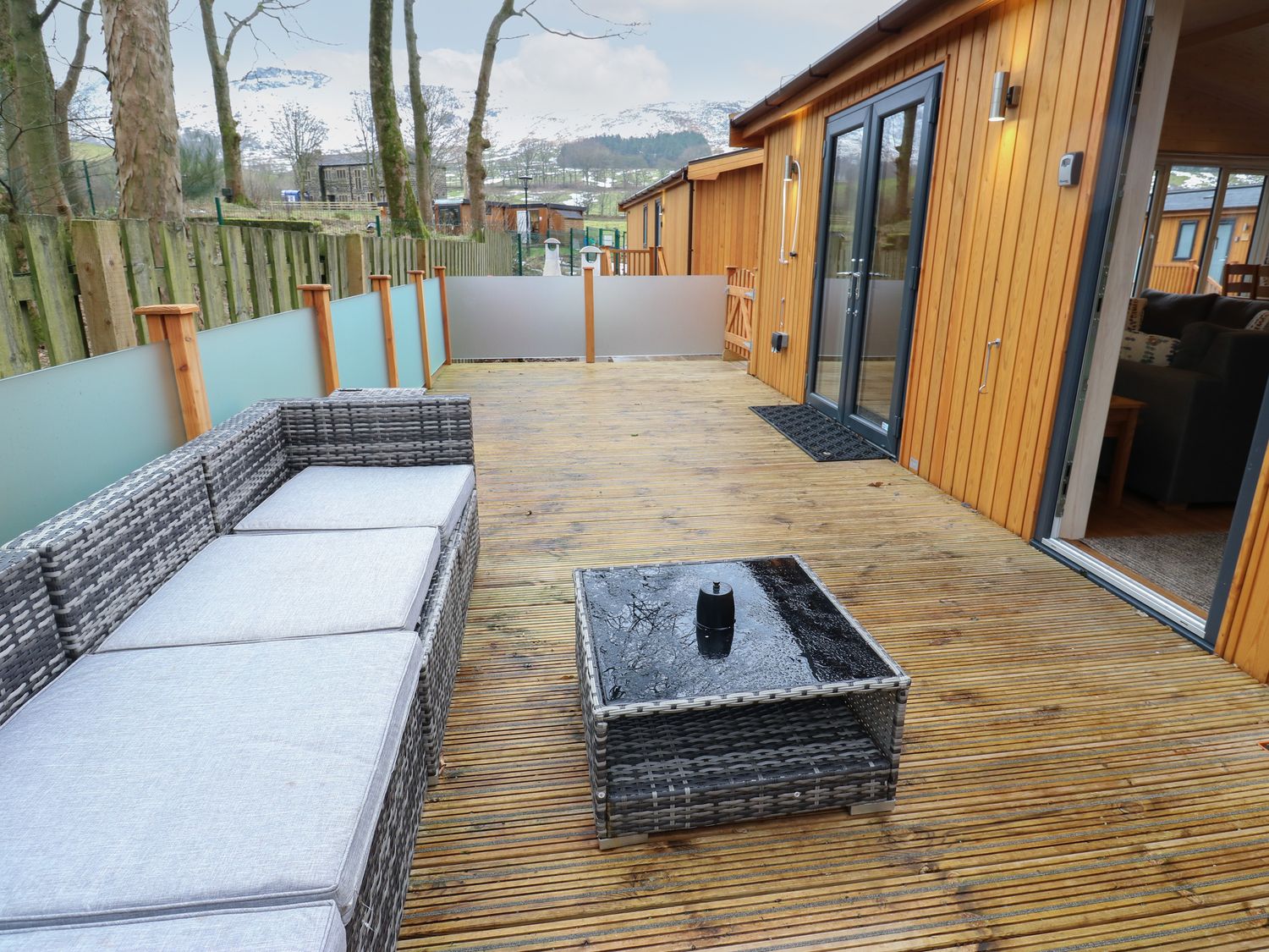 Dovestone Secluded Spa 6 (Lodge 14) in Greenfield, Greater Manchester. Hot tub. Barbecue. Open-plan.