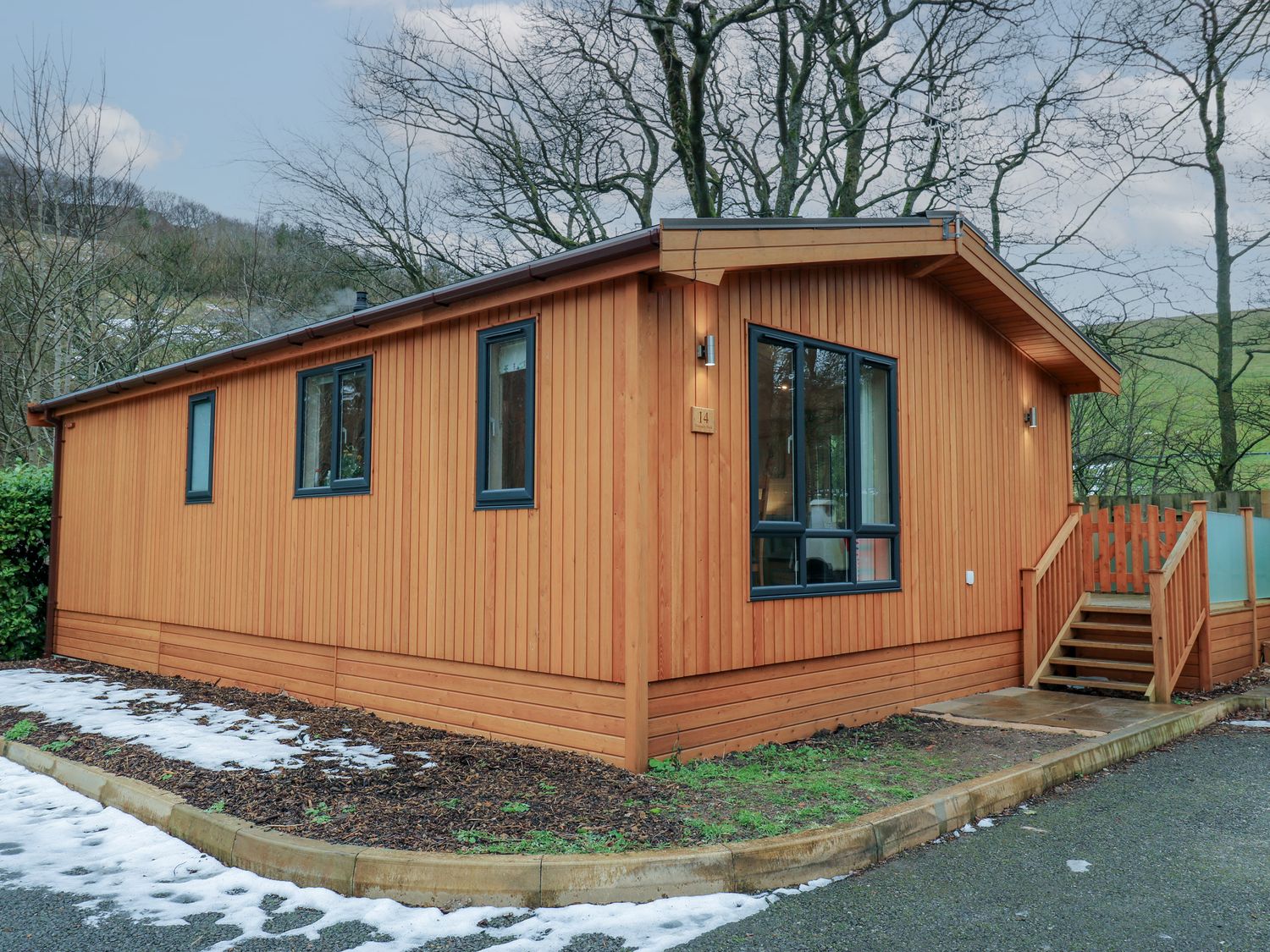 Dovestone Secluded Spa 6 (Lodge 14) in Greenfield, Greater Manchester. Hot tub. Barbecue. Open-plan.