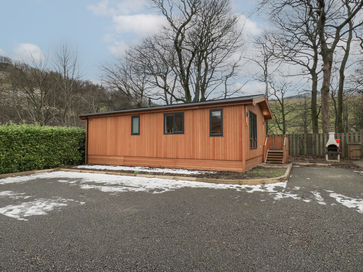 Dovestone Secluded Spa 6 (Lodge 14) in Greenfield, Greater Manchester. Hot tub. Barbecue. Open-plan.