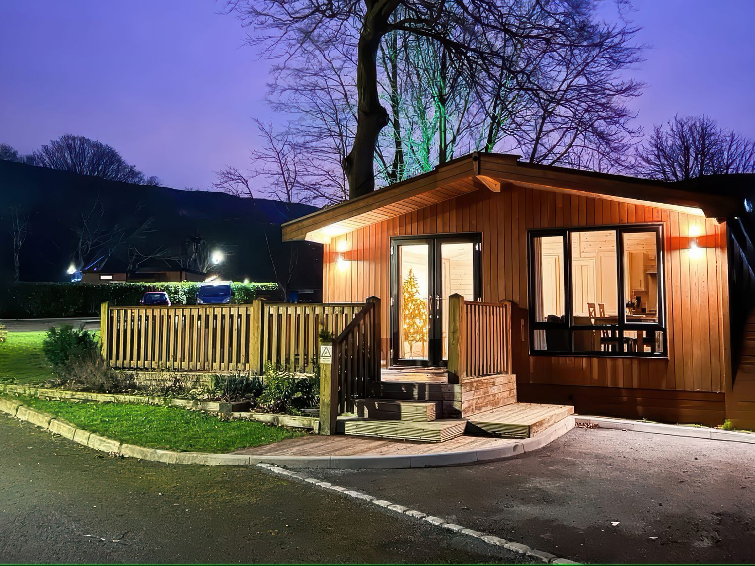 Dovestone Spa (Lodge 1), Greenfield, Greater Manchester. Barbecue. Hot tub. Open-plan. Single-storey