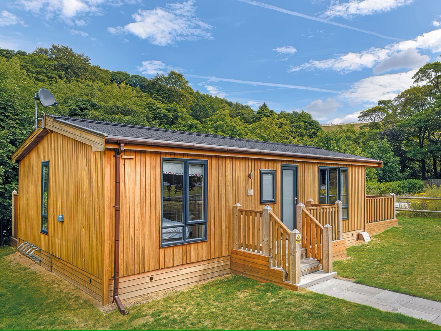 Dovestone Spa (Lodge 1), Greenfield, Greater Manchester. Barbecue. Hot tub. Open-plan. Single-storey