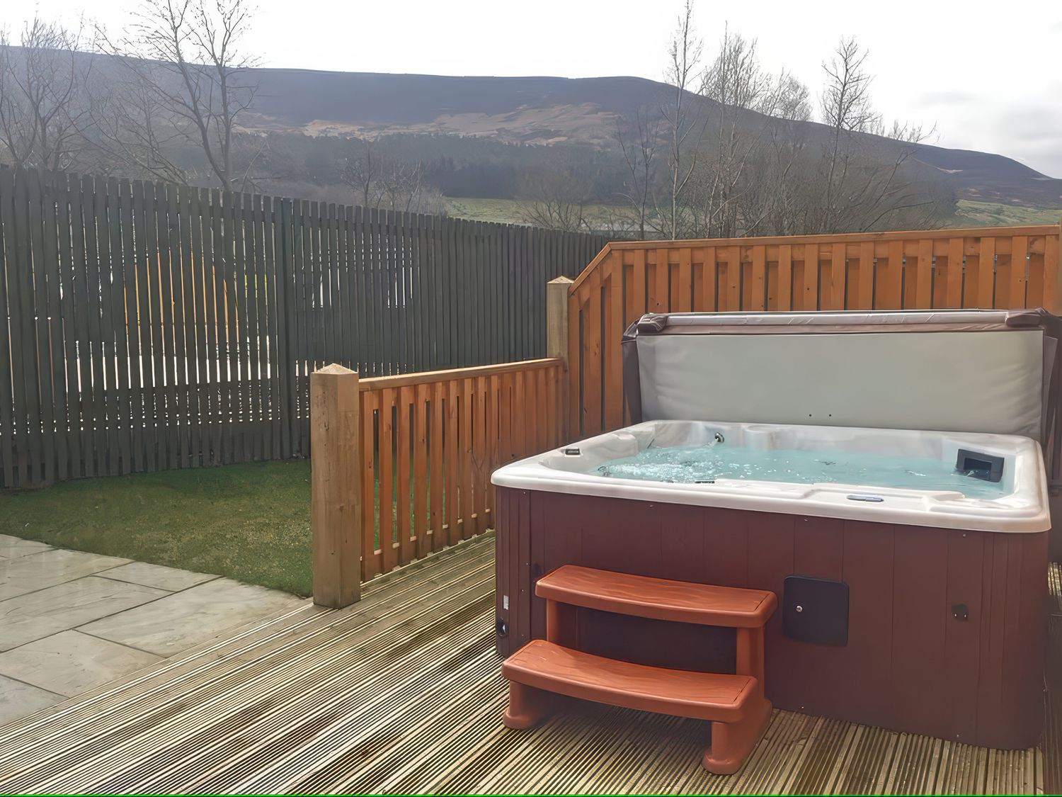 Dovestone Spa (Lodge 1), Greenfield, Greater Manchester. Barbecue. Hot tub. Open-plan. Single-storey