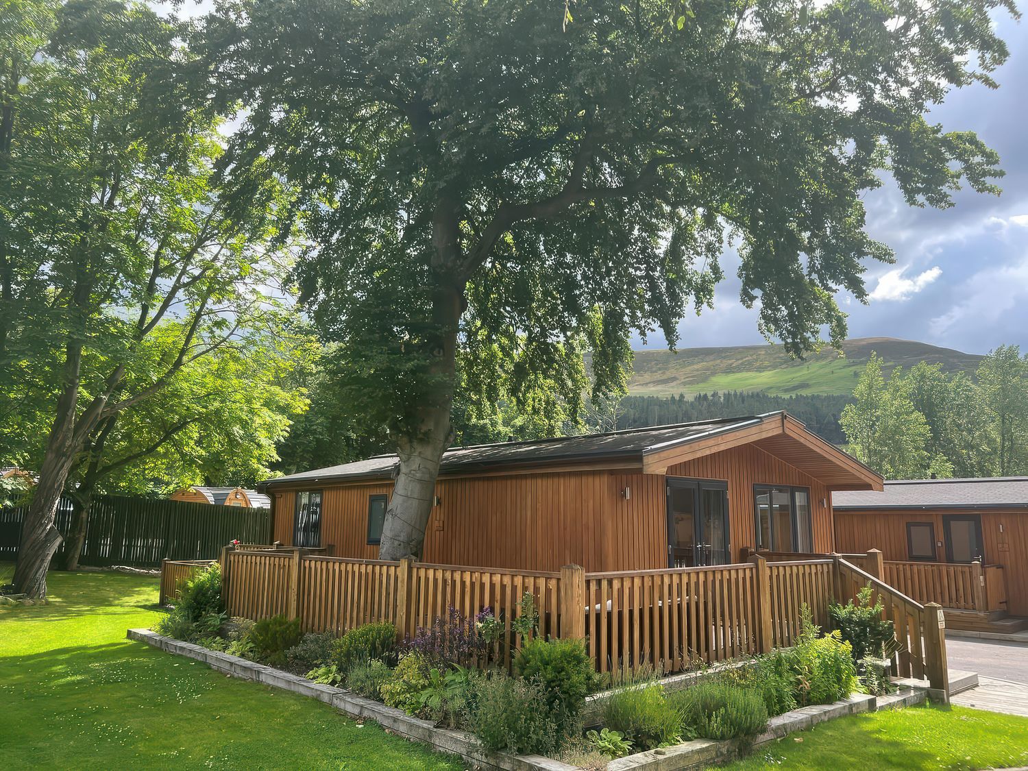 Dovestone Spa (Lodge 1), Greenfield, Greater Manchester. Barbecue. Hot tub. Open-plan. Single-storey