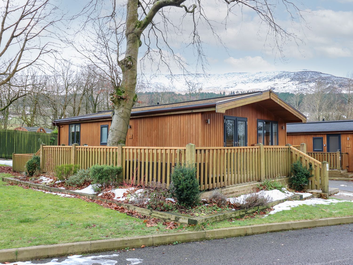 Dovestone Spa (Lodge 1), Greenfield, Greater Manchester. Barbecue. Hot tub. Open-plan. Single-storey