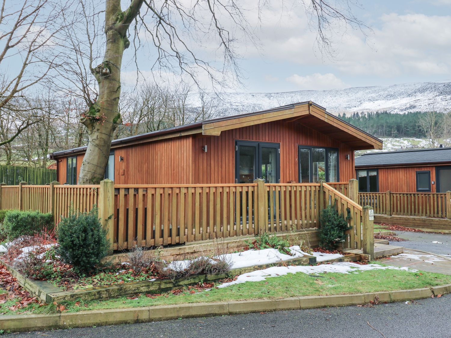 Dovestone Spa (Lodge 1), Greenfield, Greater Manchester. Barbecue. Hot tub. Open-plan. Single-storey