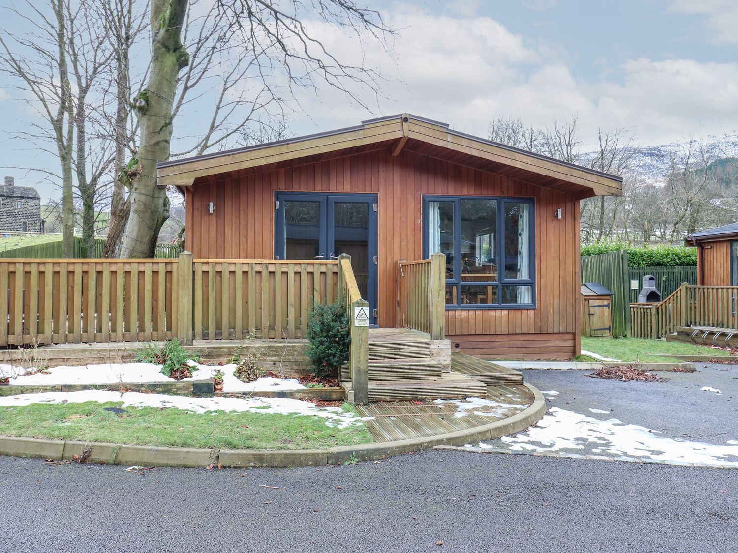 Dovestone Spa (Lodge 1), Greenfield, Greater Manchester. Barbecue. Hot tub. Open-plan. Single-storey