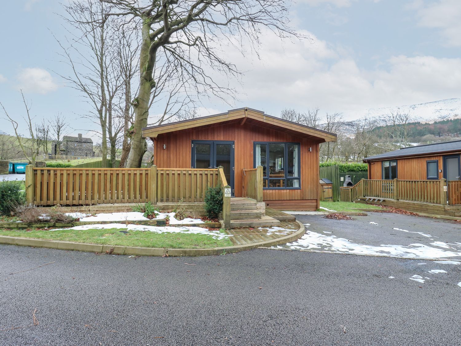 Dovestone Spa (Lodge 1), Greenfield, Greater Manchester. Barbecue. Hot tub. Open-plan. Single-storey