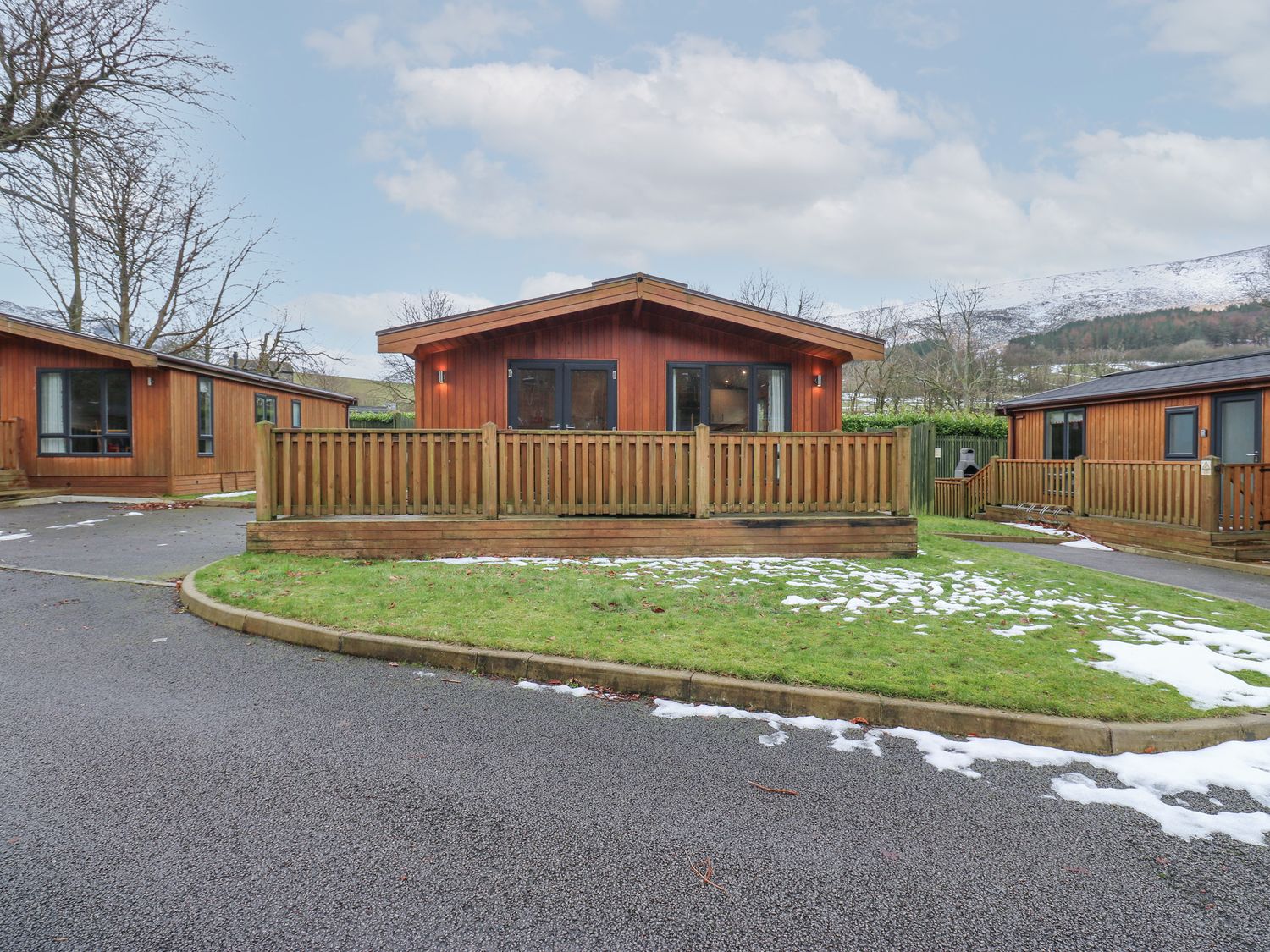 Dovestone Spa (Lodge 2), Greenfield, Greater Manchester. Single-storey. Open-plan. Hot tub. Barbecue