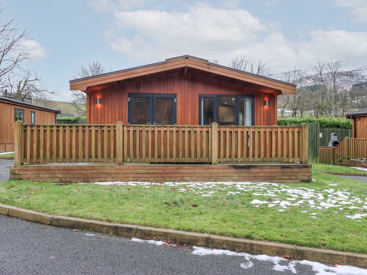 Dovestone Spa (Lodge 2), Greenfield, Greater Manchester. Single-storey. Open-plan. Hot tub. Barbecue