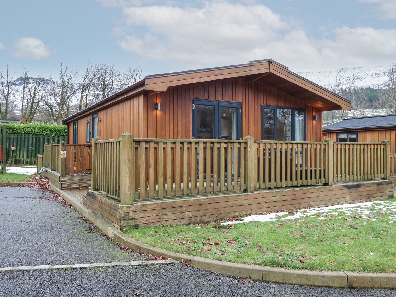 Dovestone Spa (Lodge 2), Greenfield, Greater Manchester. Single-storey. Open-plan. Hot tub. Barbecue