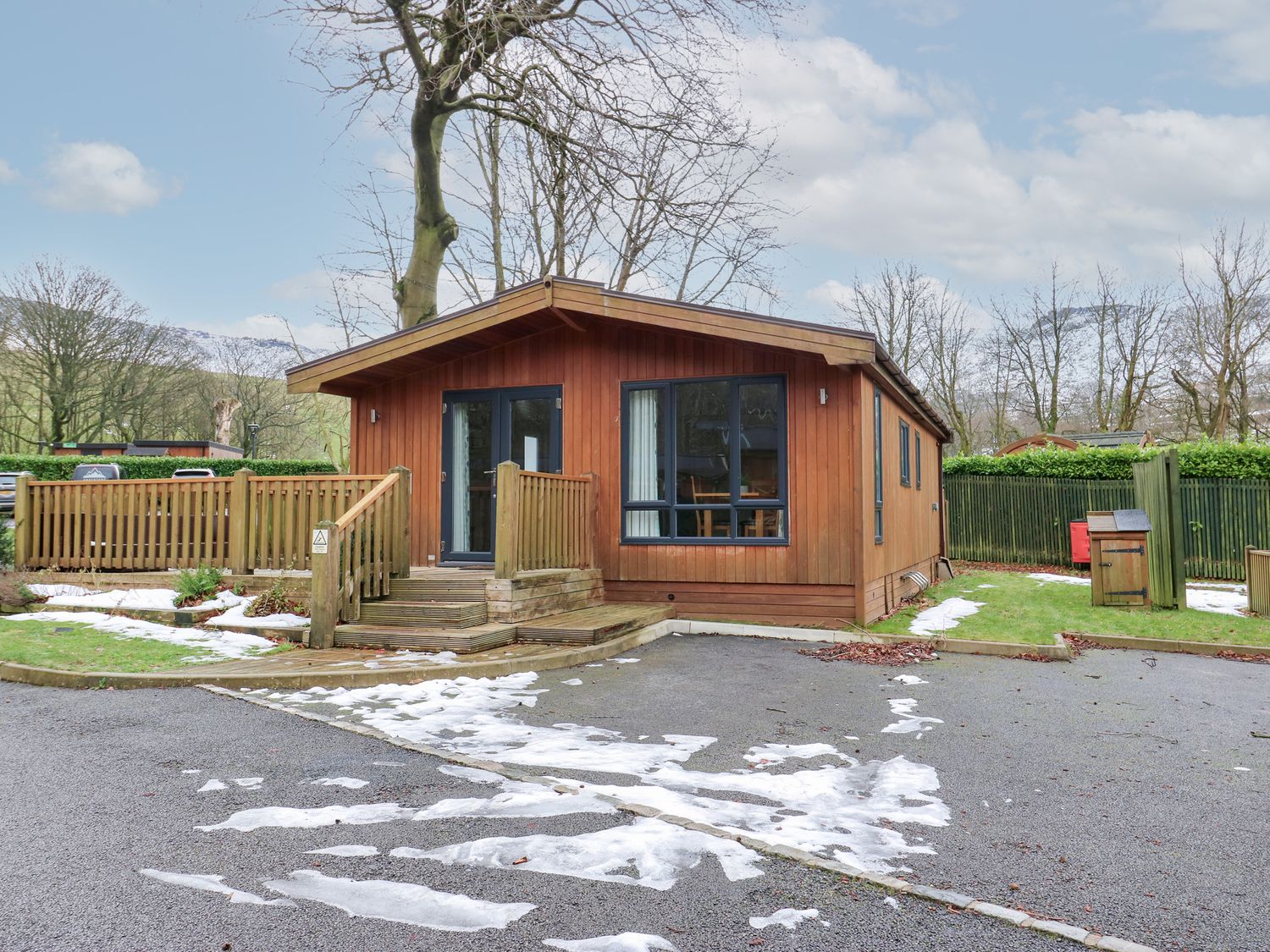 Dovestone Spa (Lodge 2), Greenfield, Greater Manchester. Single-storey. Open-plan. Hot tub. Barbecue