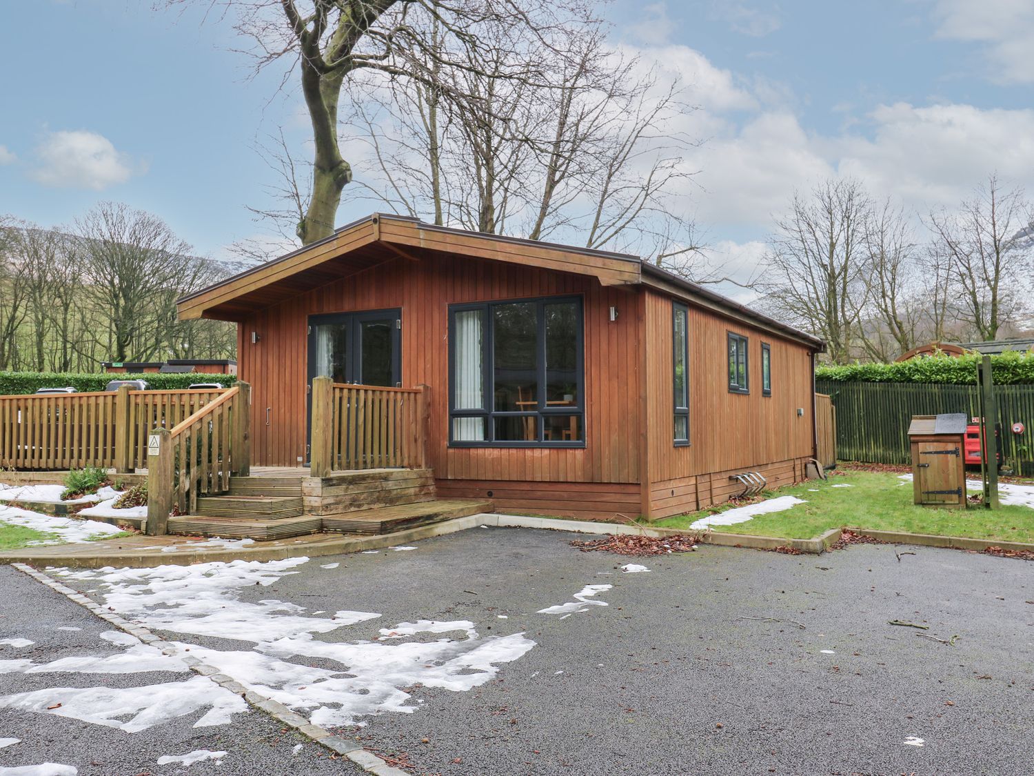 Dovestone Spa (Lodge 2), Greenfield, Greater Manchester. Single-storey. Open-plan. Hot tub. Barbecue