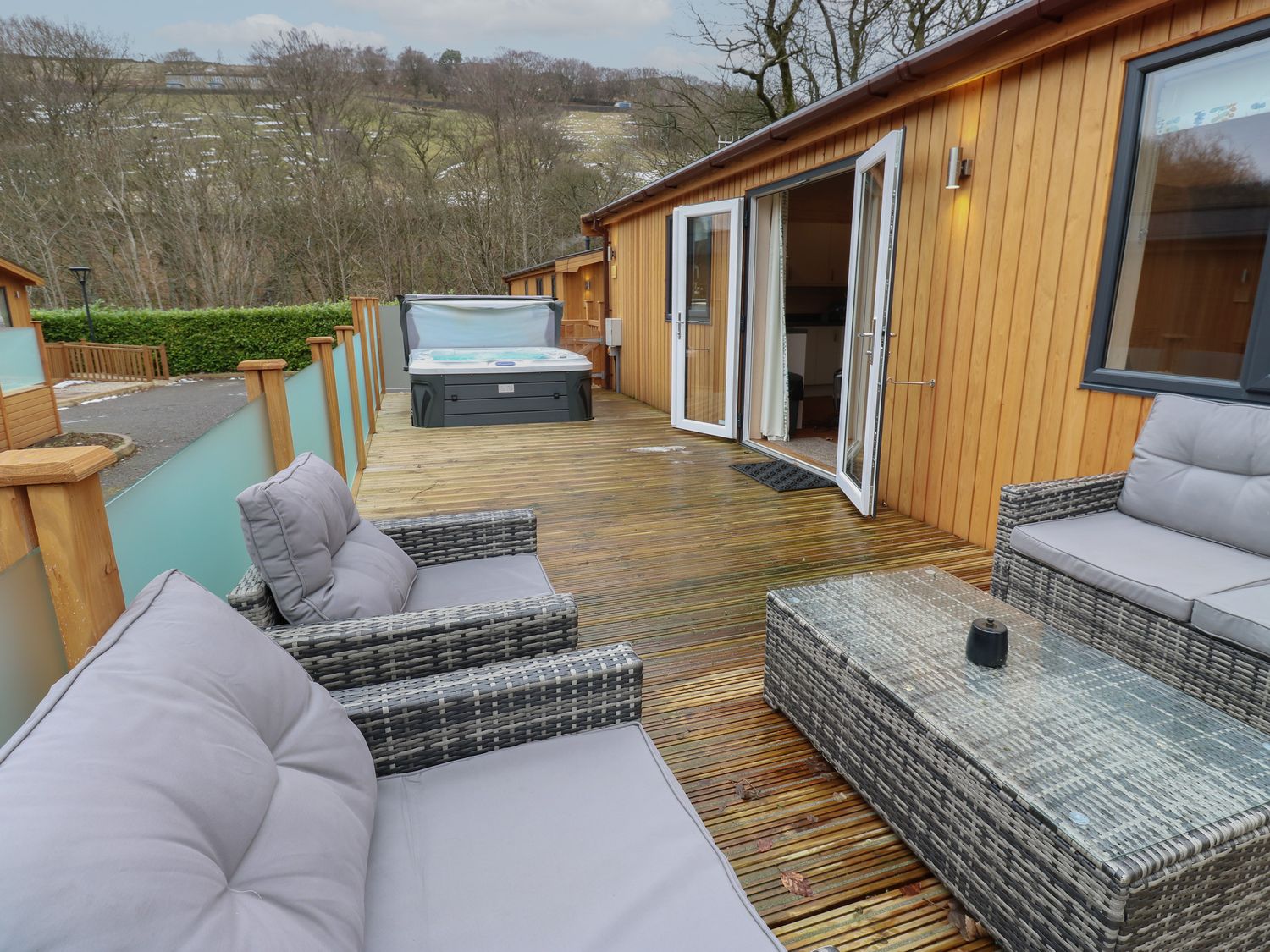 Dovestone Spa (Lodge 15), Greenfield, Greater Manchester. Hot tub. Barbecue. Open-plan. Pet-friendly