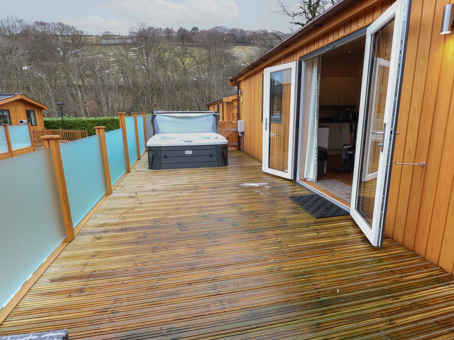 Dovestone Spa (Lodge 15), Greenfield, Greater Manchester. Hot tub. Barbecue. Open-plan. Pet-friendly