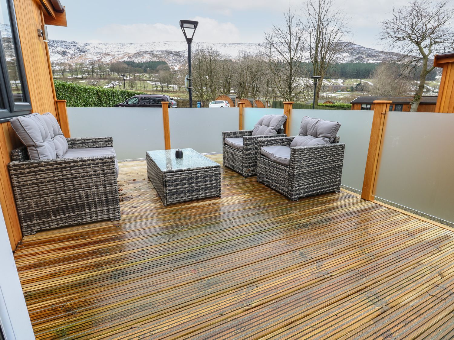 Dovestone Spa (Lodge 15), Greenfield, Greater Manchester. Hot tub. Barbecue. Open-plan. Pet-friendly