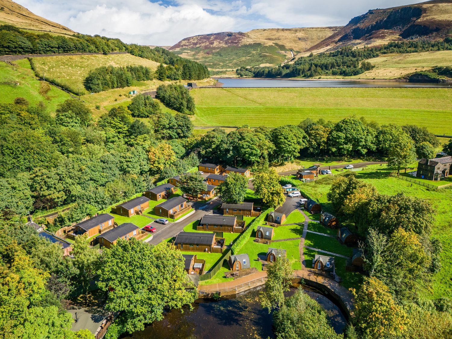 Dovestone Spa Accessible (Lodge 12), Greenfield, Greater Manchester. Ramps. Sunken hot tub. Barbecue