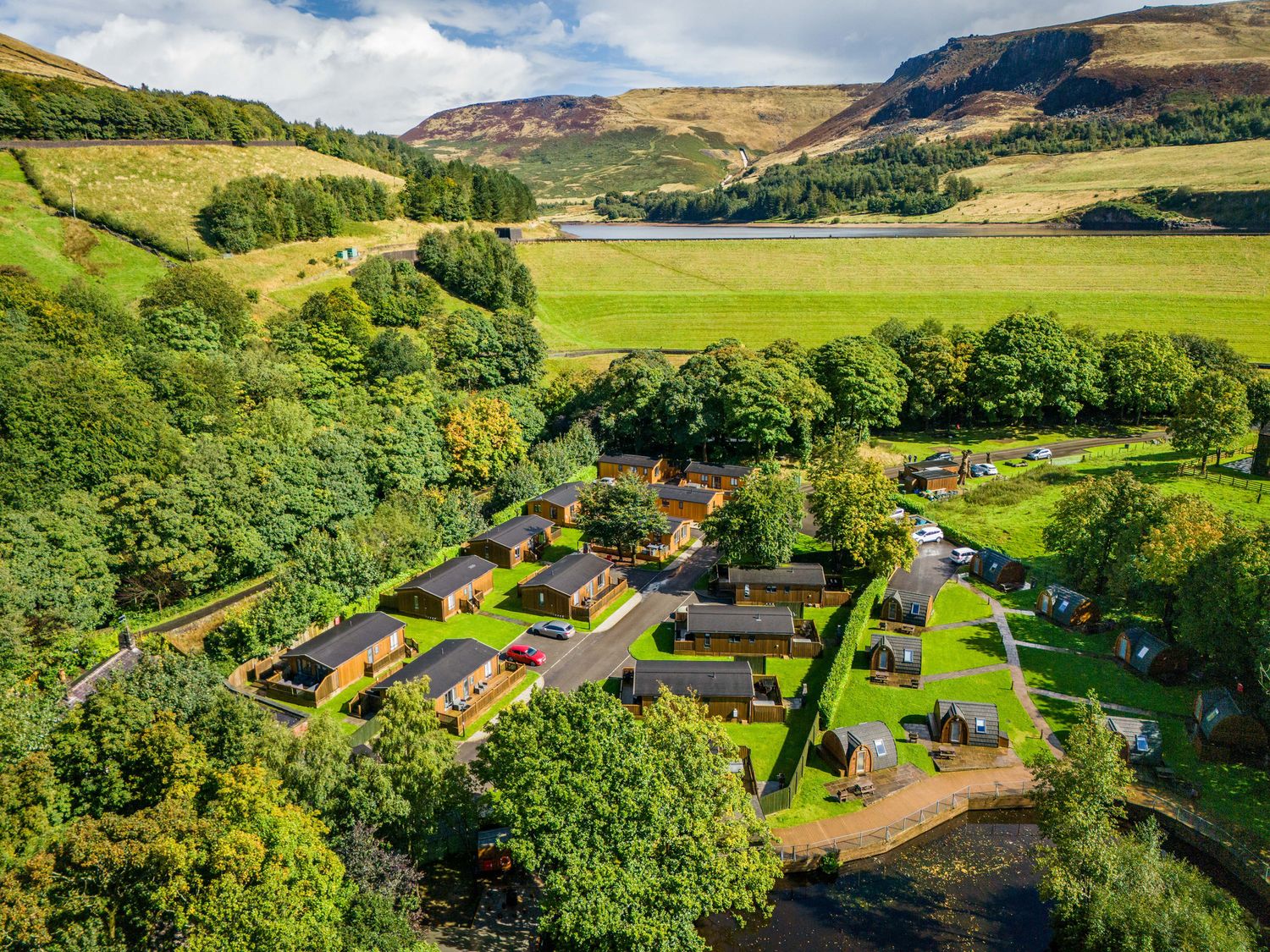 Dovestone Spa Accessible (Lodge 12), Greenfield, Greater Manchester. Ramps. Sunken hot tub. Barbecue