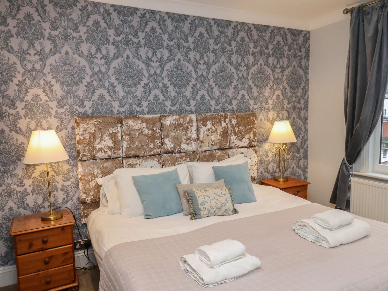 Rutland Grange in Filey, North Yorkshire. Hot tub. Freestanding bath. Near beach. Roadside parking