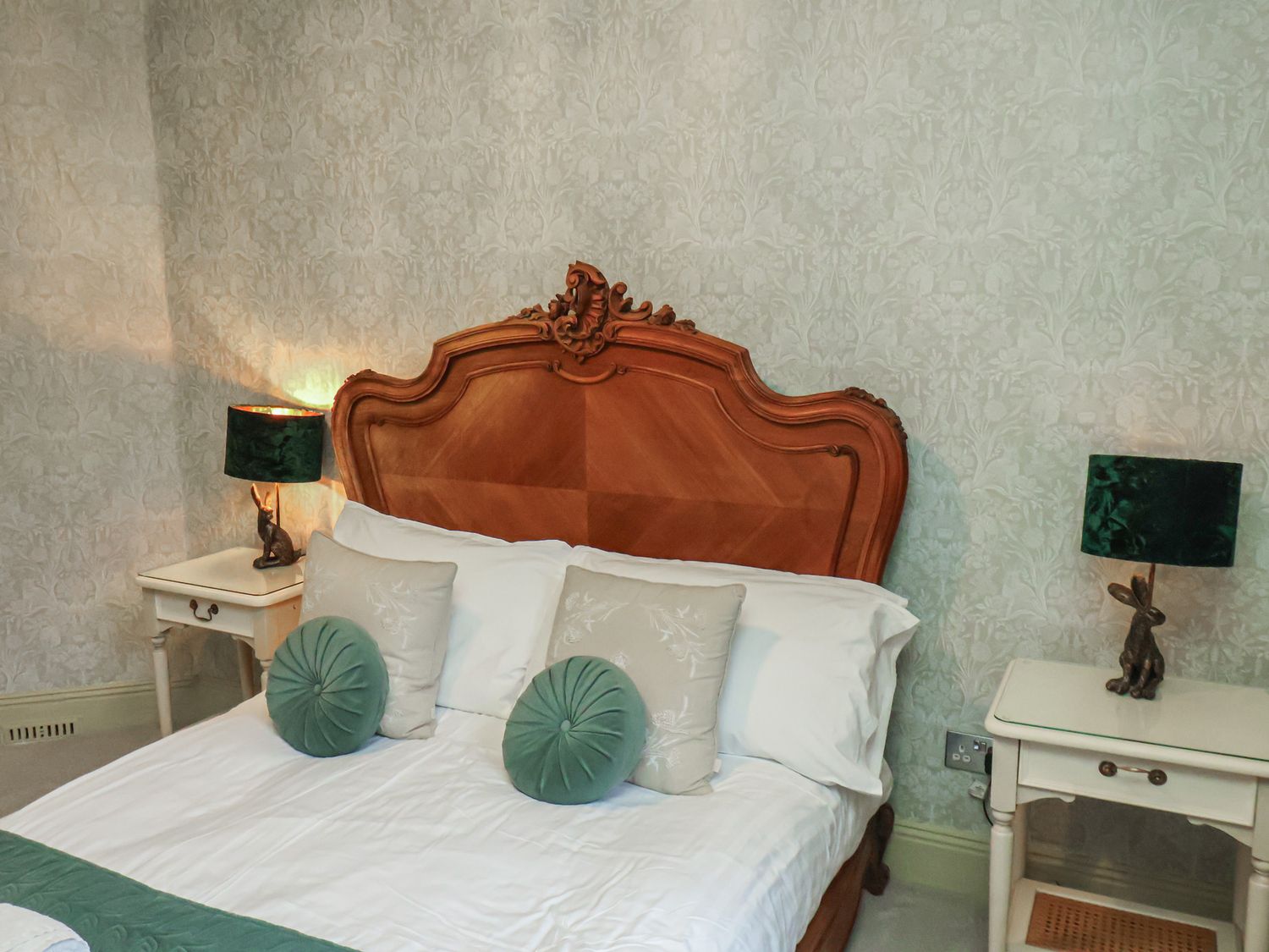 Rutland Grange in Filey, North Yorkshire. Hot tub. Freestanding bath. Near beach. Roadside parking