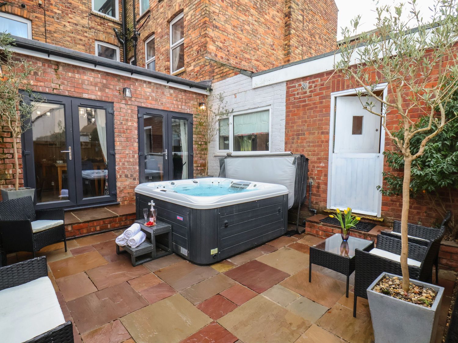 Rutland Grange in Filey, North Yorkshire. Hot tub. Freestanding bath. Near beach. Roadside parking