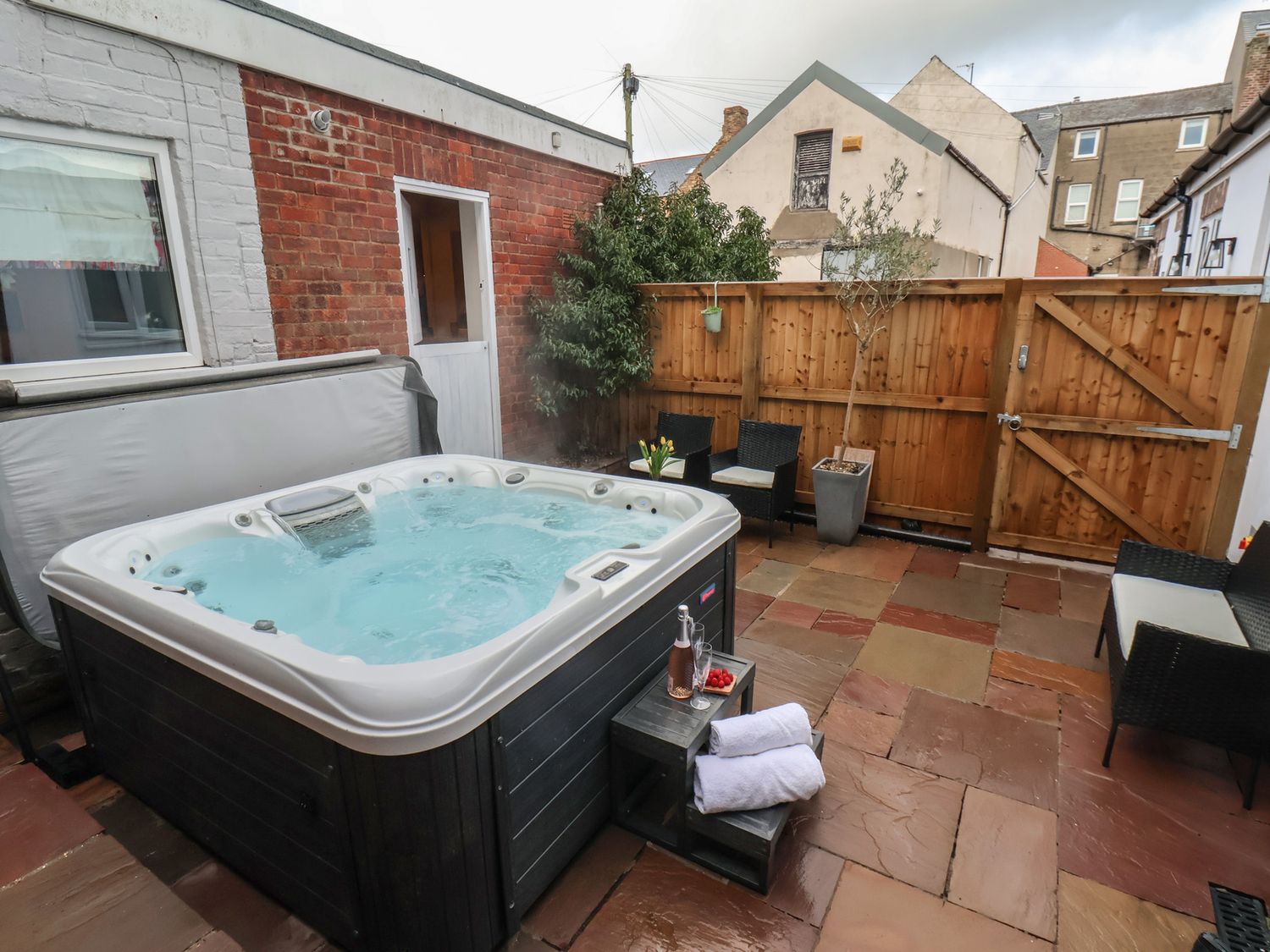 Rutland Grange in Filey, North Yorkshire. Hot tub. Freestanding bath. Near beach. Roadside parking