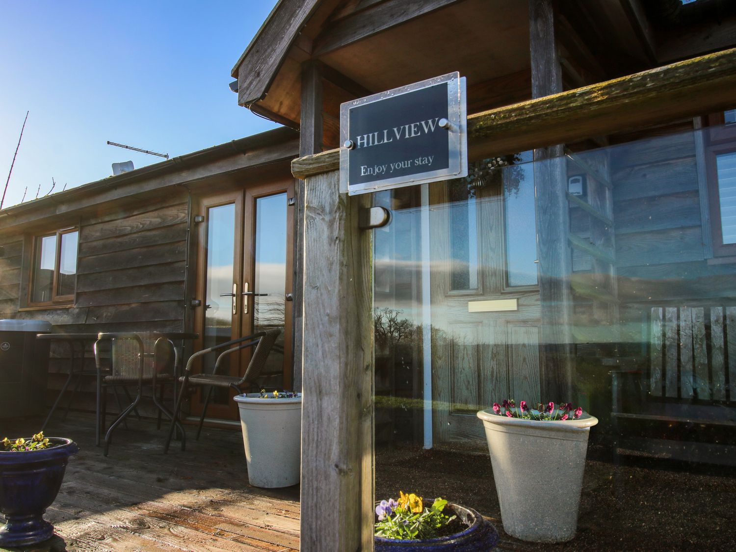 Hillview in Stottesdon near Cleobury Mortimer, Shropshire with a Smart TV, hot tub, off-road parking