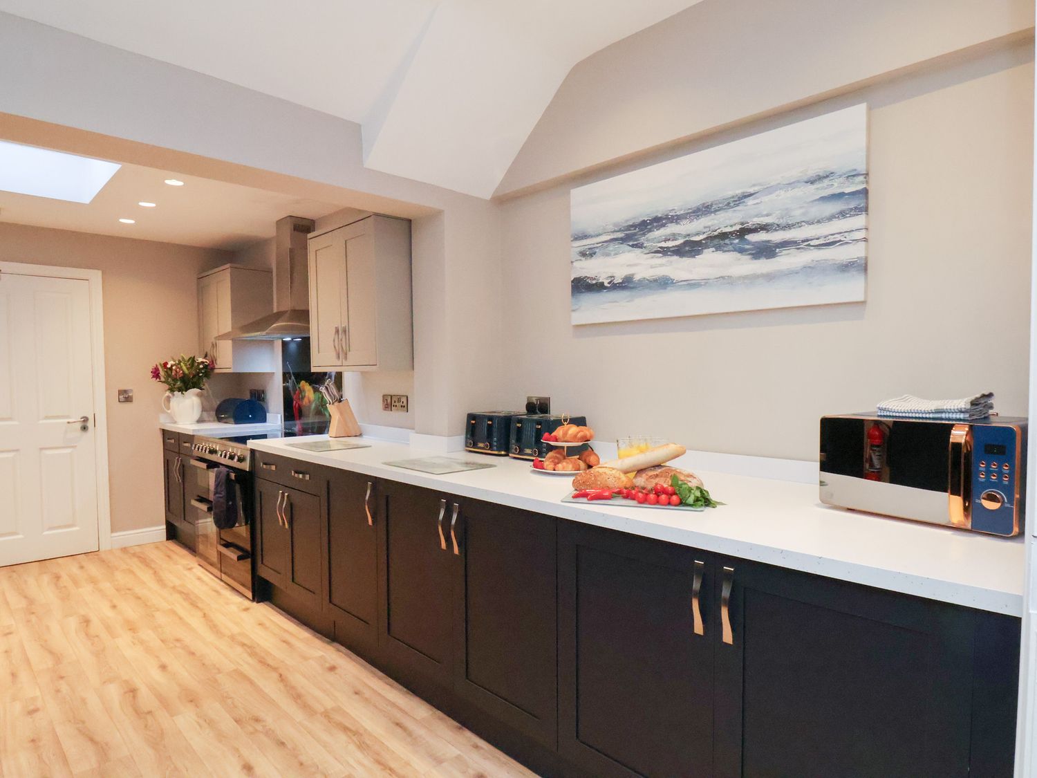 All Seasons in North Yorkshire boasts pet-friendly policies, a hot tub, and is near the beach.